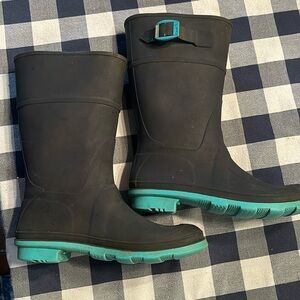 Navy rain boots with turquoise trim